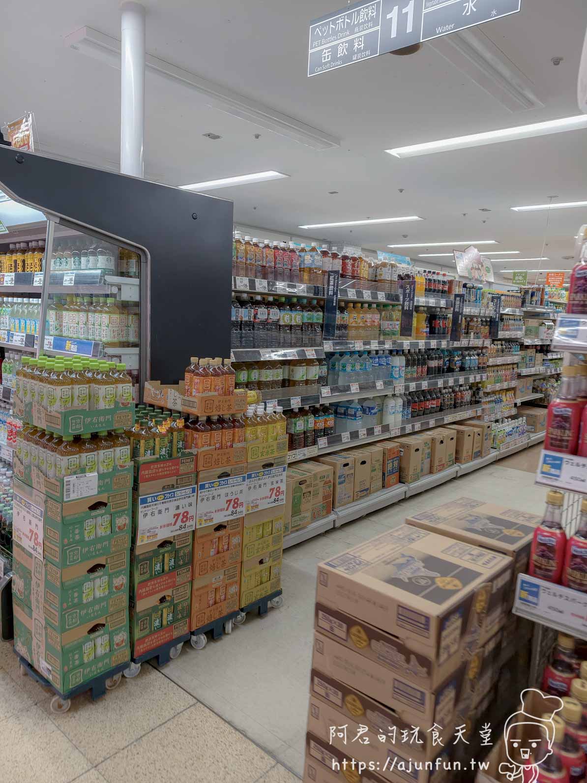 【函館超市購物】AEON湯川店|熟食價格與交通(2026) - 第27張圖 湯之川 永旺 超市飲料區貨架與寶特瓶茶飲 - 阿君的玩食天堂