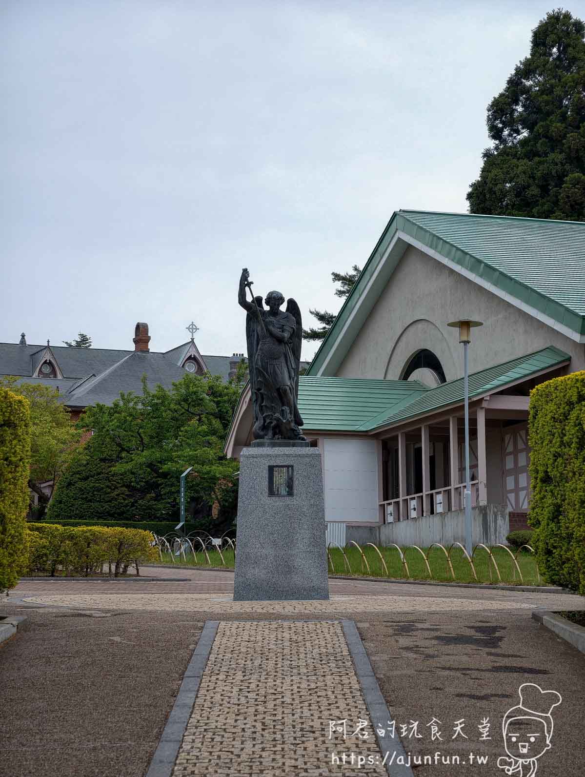 【函館景點】特拉普女子修道院攻略|免費門票、交通、開放時間與停車資訊 - 第12張圖 トラピスチヌ修道院 入口廣場天使雕像與綠頂建築 - 阿君的玩食天堂