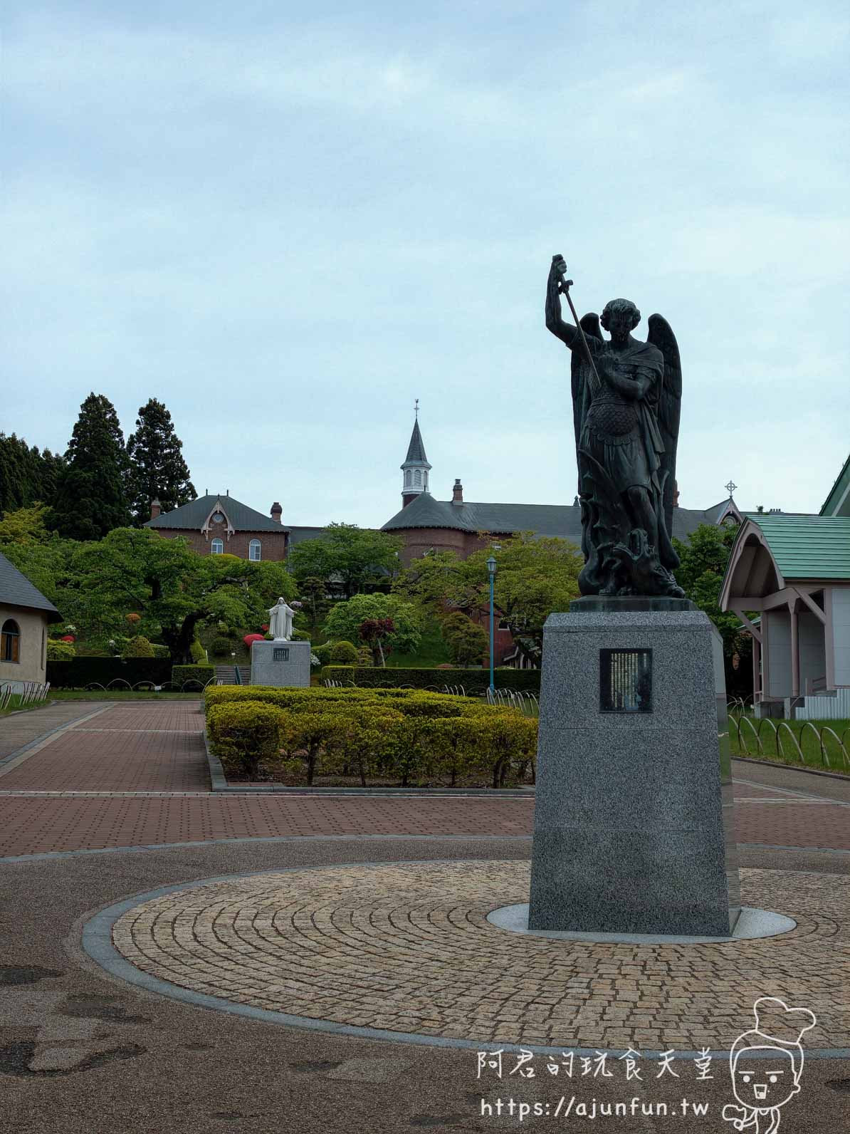【函館景點】特拉普女子修道院攻略|免費門票、交通、開放時間與停車資訊 - 第7張圖 トラピスチヌ修道院 廣場天使雕像與紅磚主建築尖塔 - 阿君的玩食天堂
