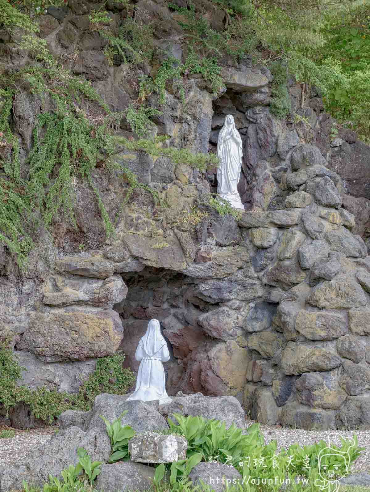 【函館景點】特拉普女子修道院攻略|免費門票、交通、開放時間與停車資訊 - 第9張圖 トラピスチヌ修道院 岩洞聖母像與跪姿修女像 - 阿君的玩食天堂