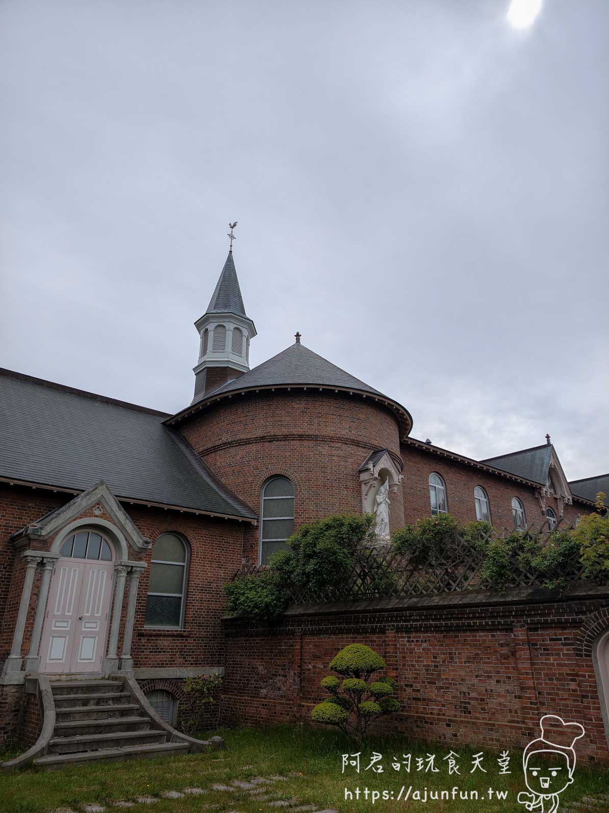 【函館景點】特拉普女子修道院攻略|免費門票、交通、開放時間與停車資訊 - 第8張圖 トラピスチヌ修道院 紅磚建築外觀與八角尖塔鐘樓 - 阿君的玩食天堂