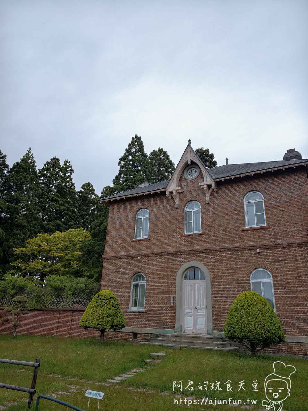 【函館景點】特拉普女子修道院攻略|免費門票、交通、開放時間與停車資訊 - 第2張圖 トラピスチヌ修道院 紅磚主建築正面外觀與拱型大門 - 阿君的玩食天堂