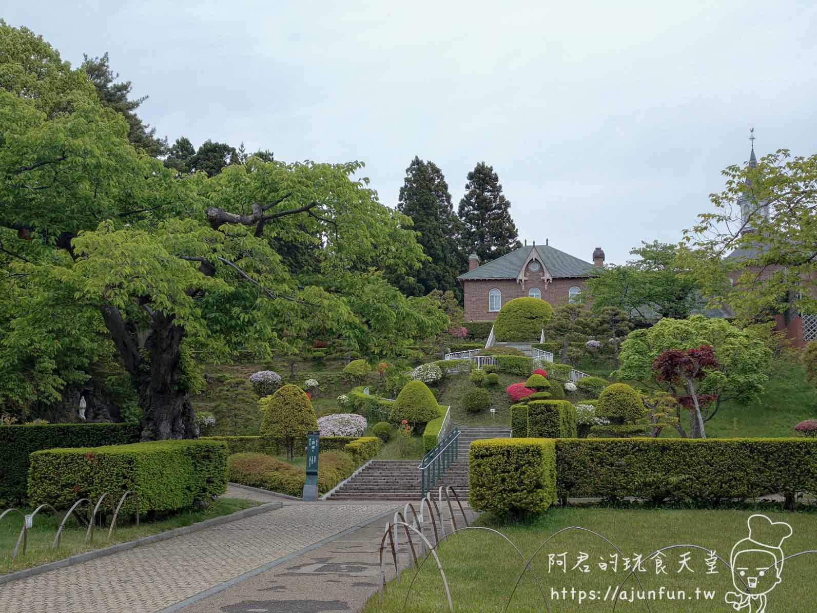 【函館景點】特拉普女子修道院攻略|免費門票、交通、開放時間與停車資訊 - 第4張圖 トラピスチヌ修道院 庭園石階與紅磚主建築全景 - 阿君的玩食天堂