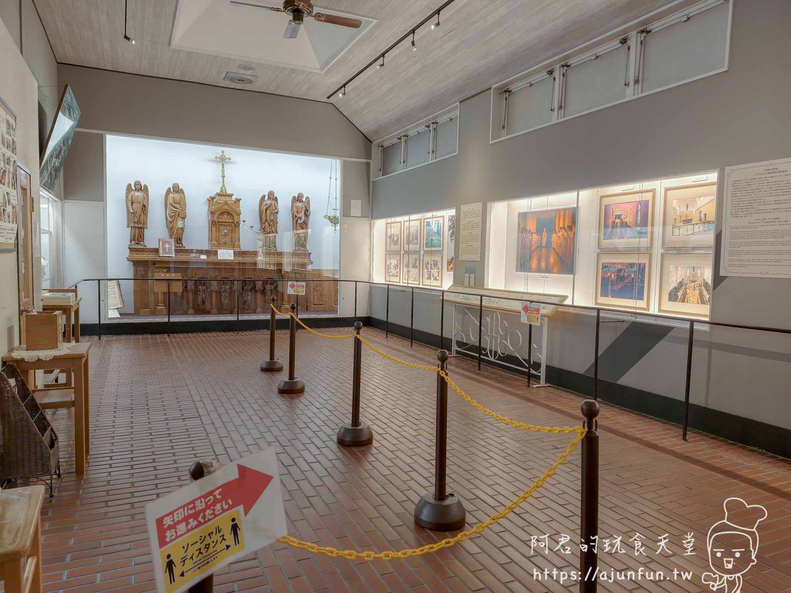 【函館景點】特拉普女子修道院攻略|免費門票、交通、開放時間與停車資訊 - 第30張圖 トラピスチヌ修道院 室內展示空間木雕祭壇與天使雕像 - 阿君的玩食天堂