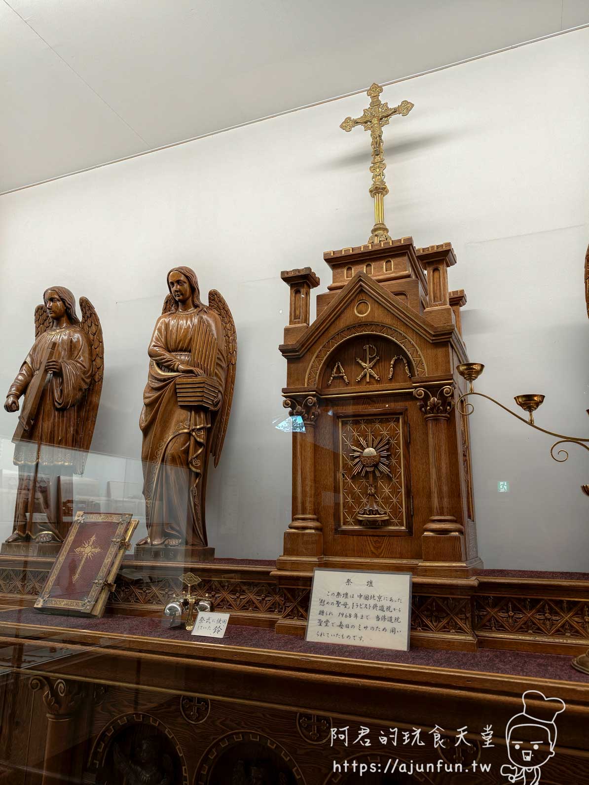 【函館景點】特拉普女子修道院攻略|免費門票、交通、開放時間與停車資訊 - 第20張圖 トラピスチヌ修道院 展示室內木雕天使像與歷史祭壇文物 - 阿君的玩食天堂