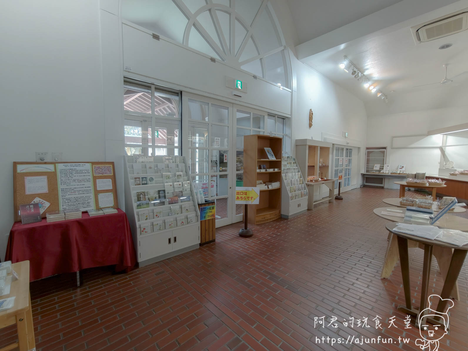 トラピスチヌ修道院 室內伴手禮販售區與出口指示牌 - 阿君的玩食天堂