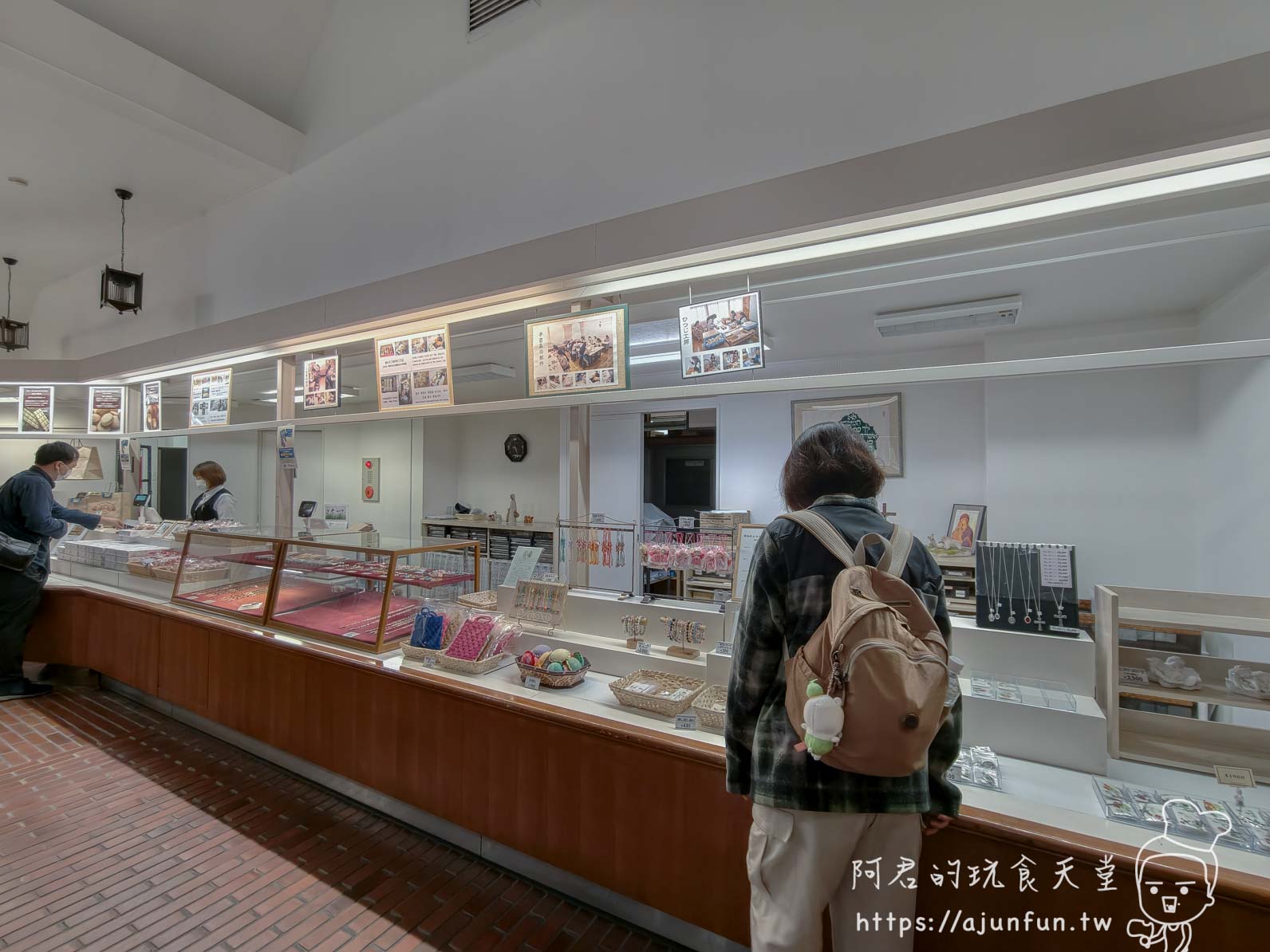 【函館景點】特拉普女子修道院攻略|免費門票、交通、開放時間與停車資訊 - 第27張圖 トラピスチヌ修道院 室內紀念品販賣區與玻璃展示櫃 - 阿君的玩食天堂