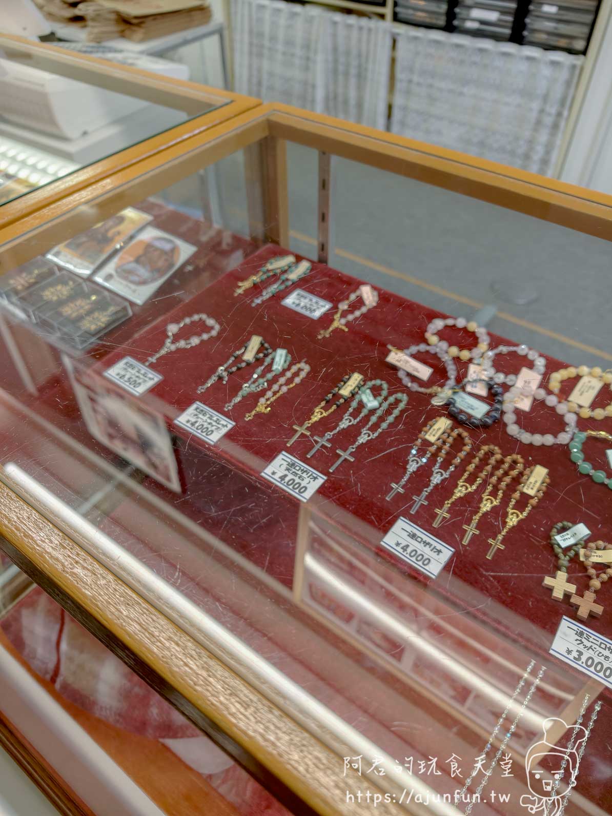 【函館景點】特拉普女子修道院攻略|免費門票、交通、開放時間與停車資訊 - 第29張圖 トラピスチヌ修道院 販售部玻璃展示櫃內的念珠與十字架商品 - 阿君的玩食天堂