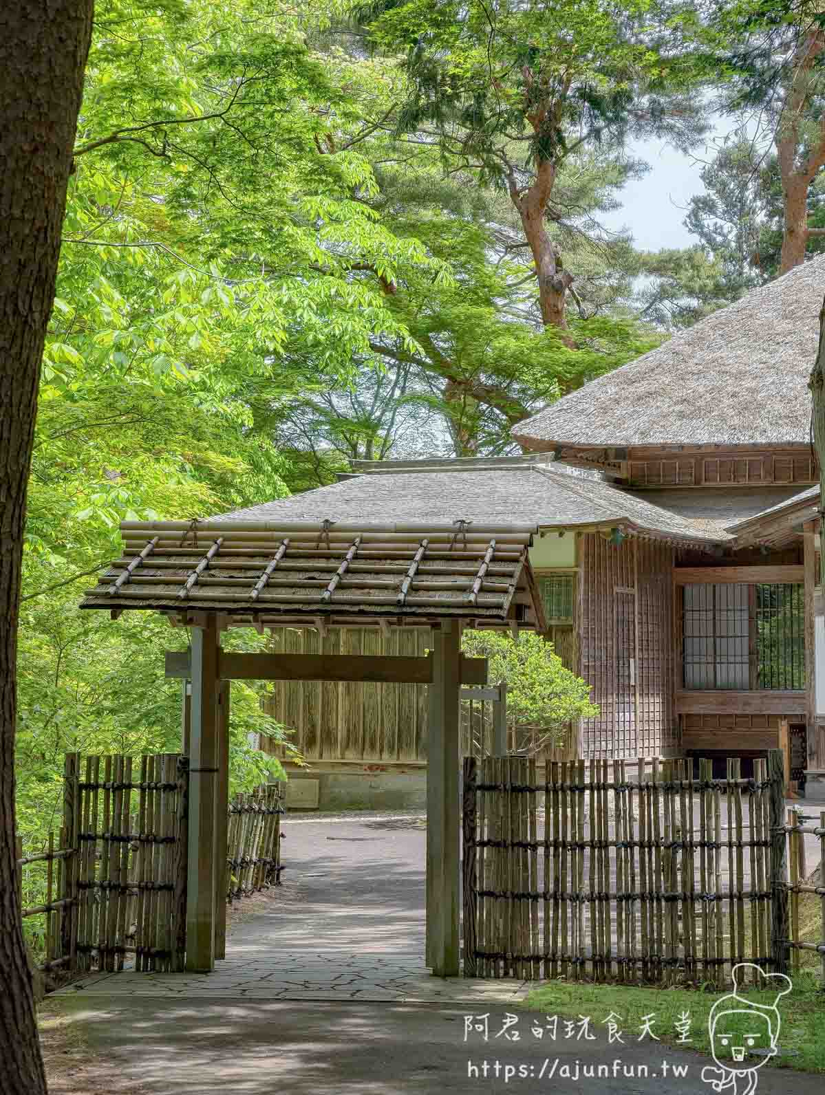 香雪園 木造小門與茅草屋頂建築 - 阿君的玩食天堂