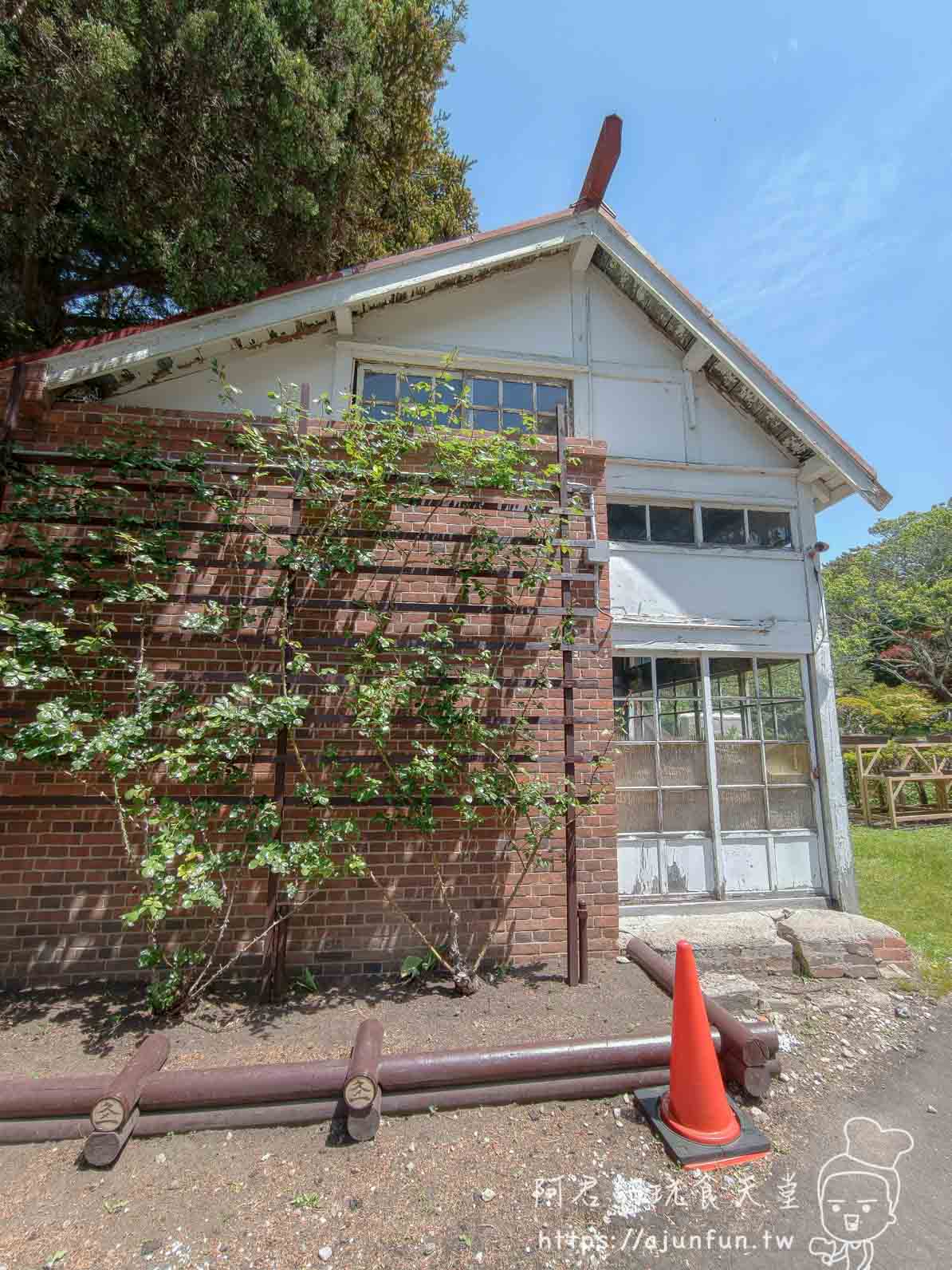 香雪園 紅磚木造老建築外觀與攀藤棚架 - 阿君的玩食天堂