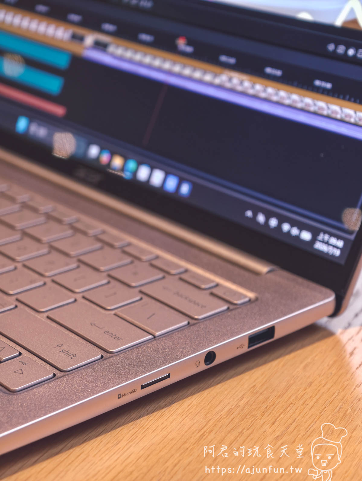 Acer Swift Air SFA14-71M-594B 右側機身連接埠特寫（MicroSD＋耳機孔＋USB-A）- 阿君的玩食天堂