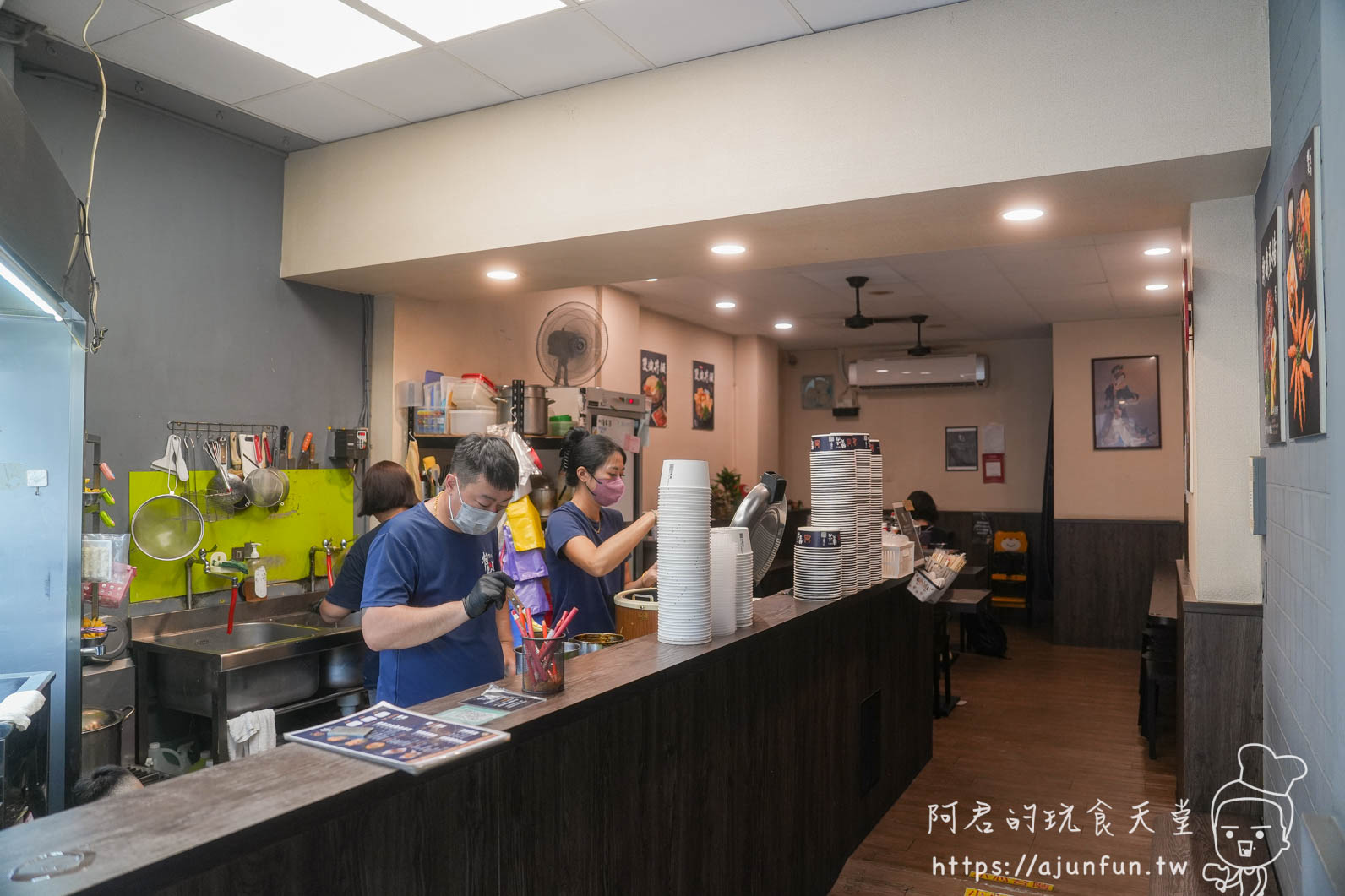 極炙燒肉丼飯大雅總店開放式廚房與備餐畫面