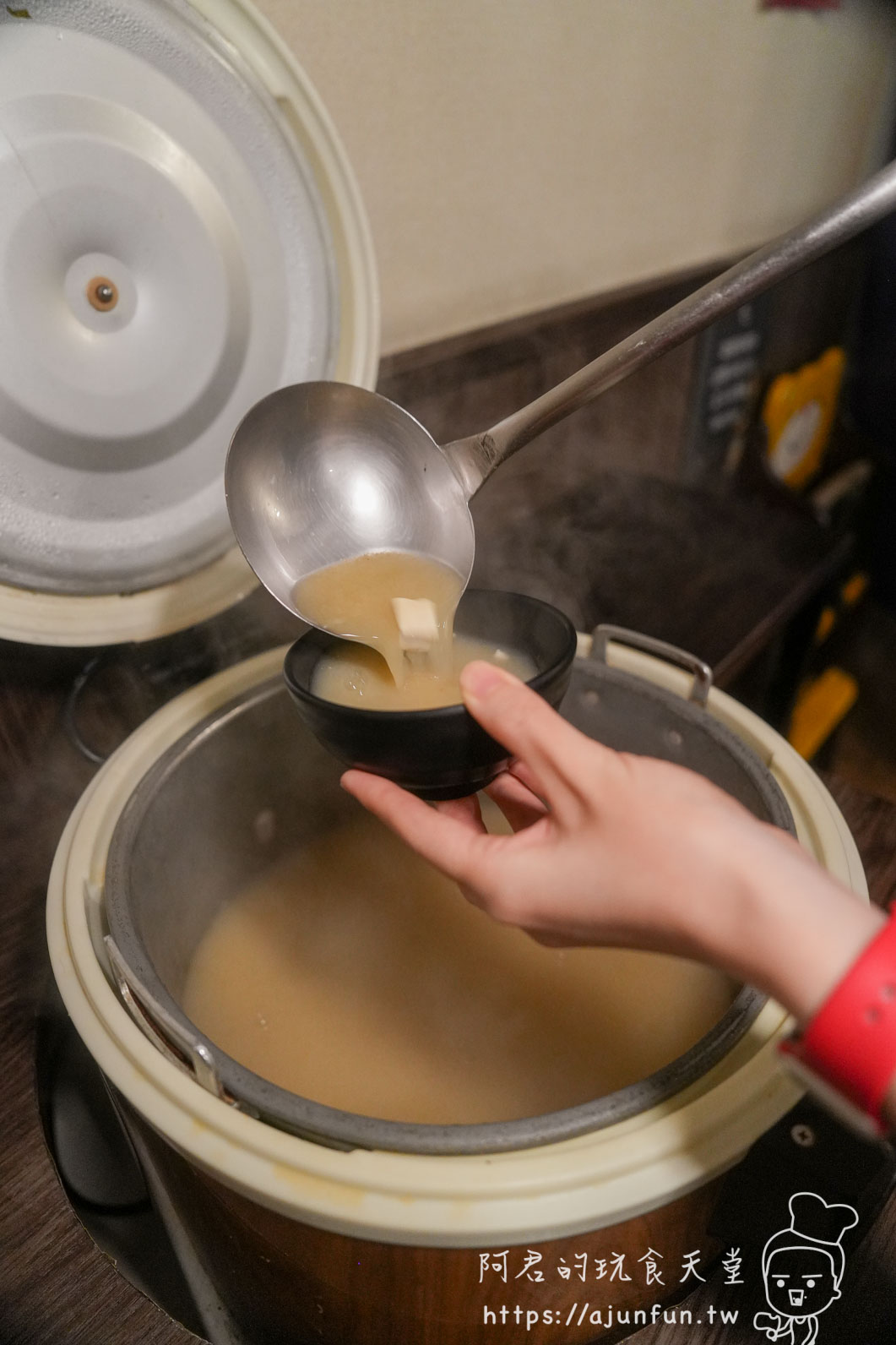 極炙燒肉丼飯大雅總店自助舀取味噌湯