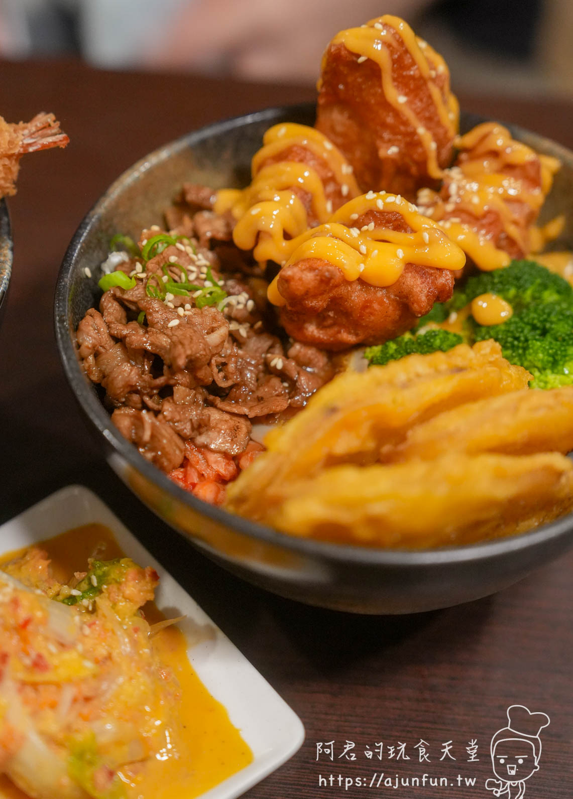 極炙燒肉丼飯大雅總店雪花牛椒麻雞腿雙盛丼