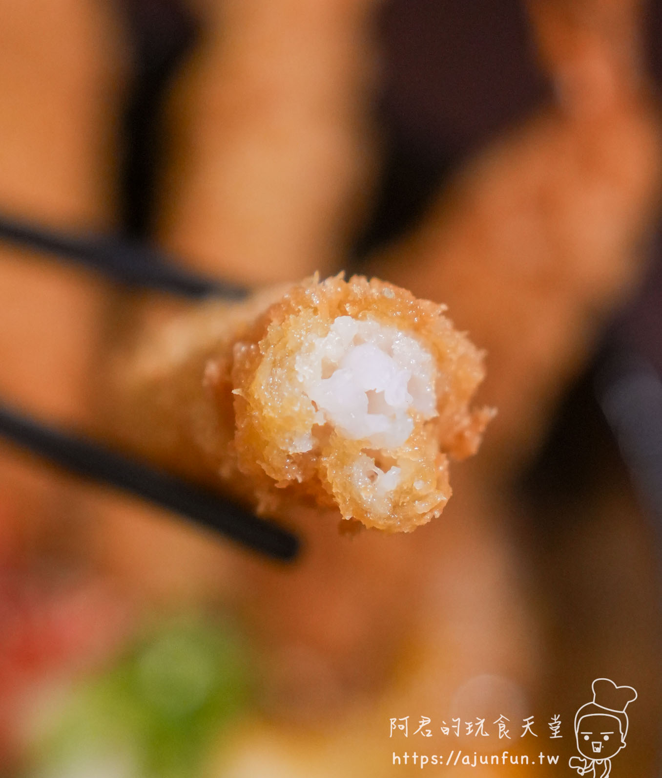極炙燒肉丼飯炸蝦酥衣與蝦肉剖面