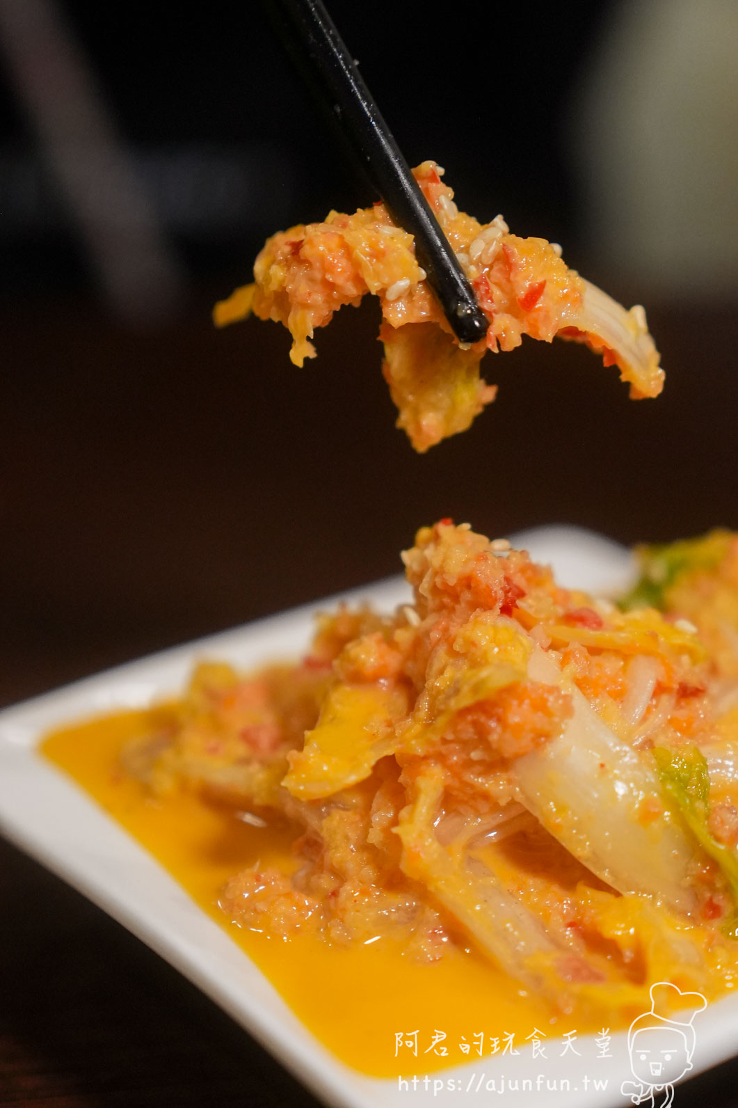 極炙燒肉丼飯黃金泡菜筷子夾取特寫