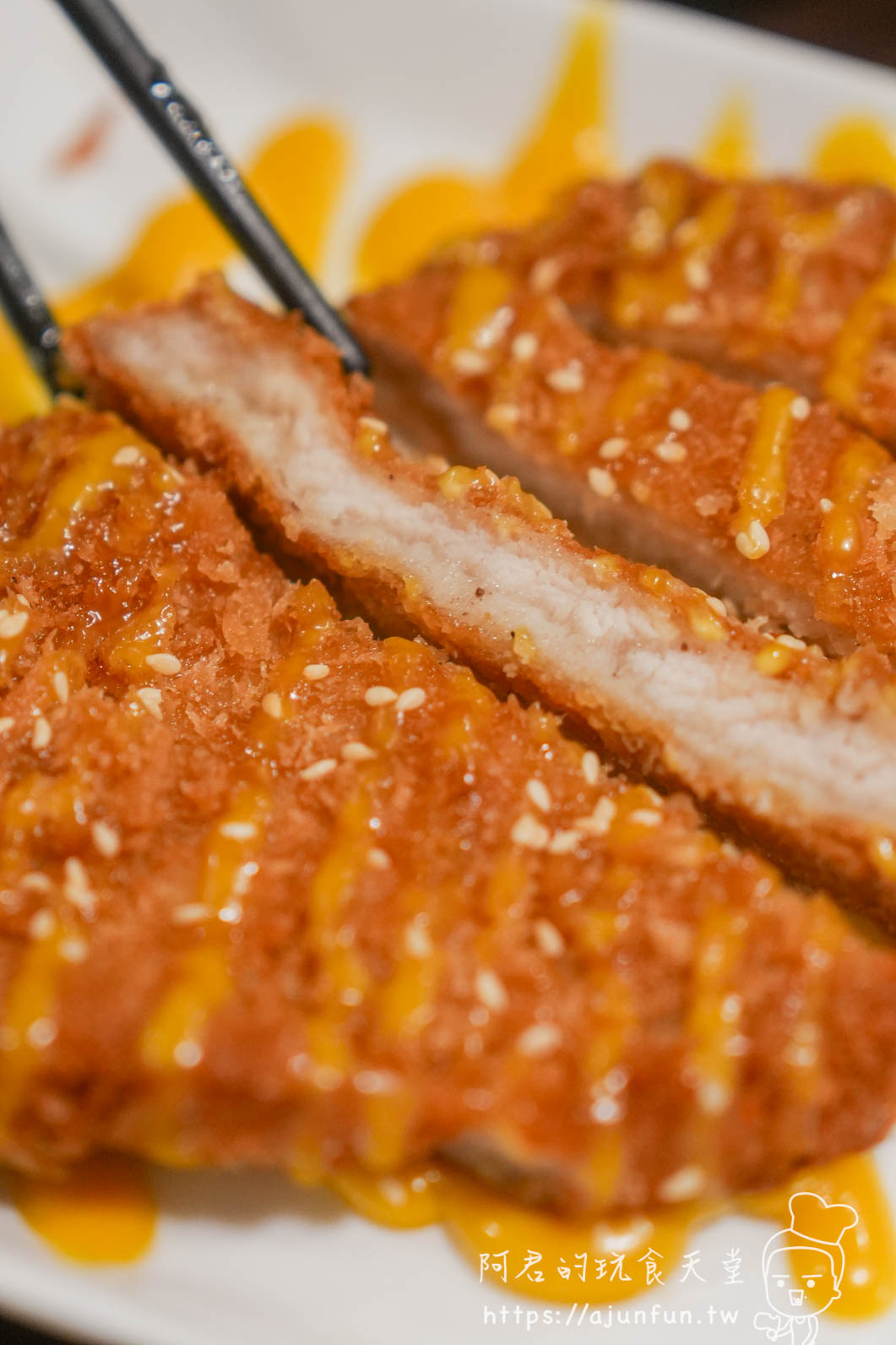 極炙燒肉丼飯日式炸豬排酥衣與肉剖面